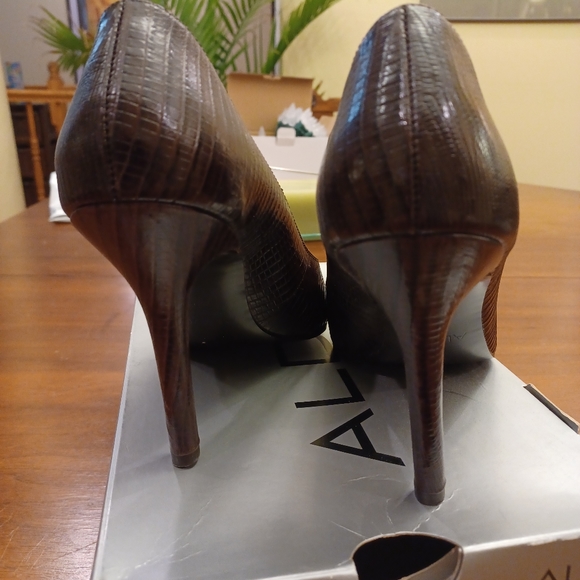 ALDO Dark Brown heels - Picture 4 of 5